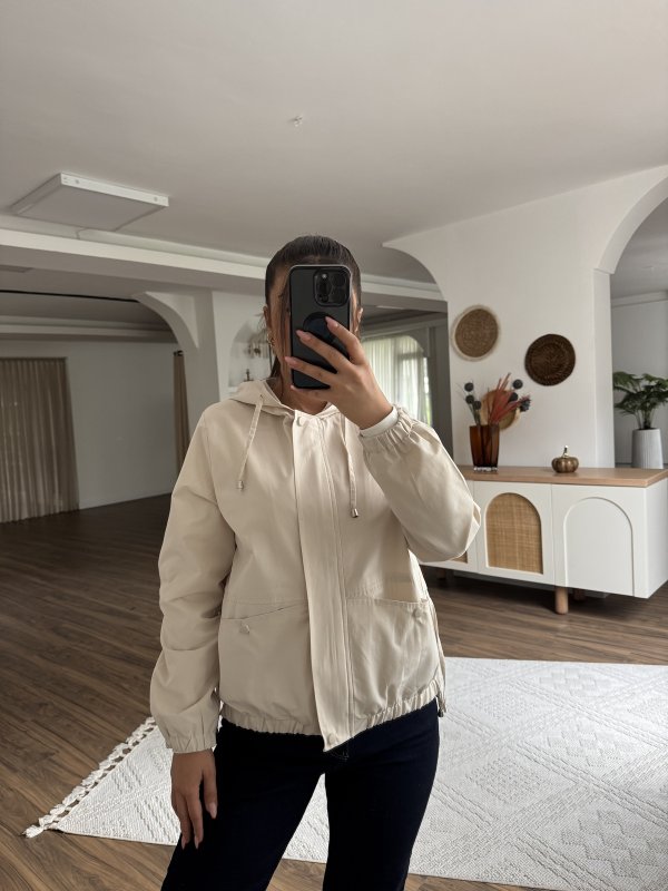 KAPÜŞONLU KOL VE ÖN BEL LASTİK KISA VİSKON TRENÇ