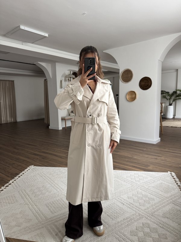 KOL UCU DANTEL DETAY KRUVAZE UZUN VİSKON TRENÇ