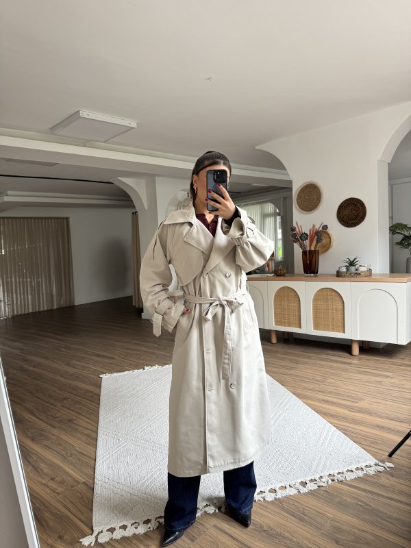 SIRT KAPAK ASTARLI BRİTLİ UZUN PAMUK TRENÇ