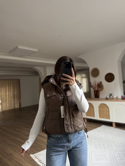 KAPÜŞONLU FERUARLI CEP DOLGULU BEL BÜZGÜ YELEK